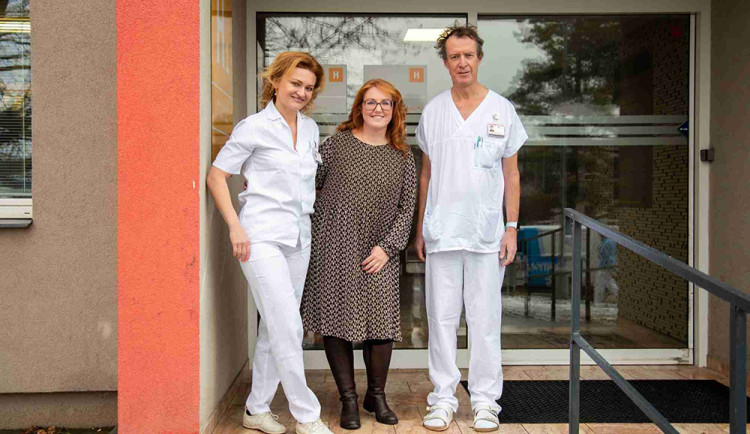Primářka Onkologické kliniky Hana Študentová, ambasadorka Věra Zukalová, přednosta kliniky Bohuslav Melichar