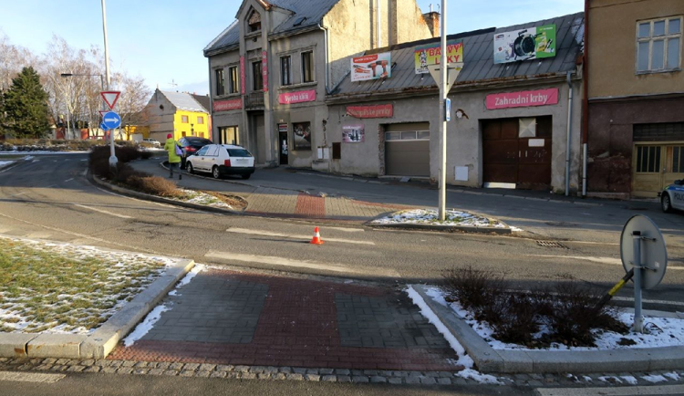 Po střetu s autem musel chlapec do nemocnice. Policie hledá řidičku i svědky nehody v Lipníku