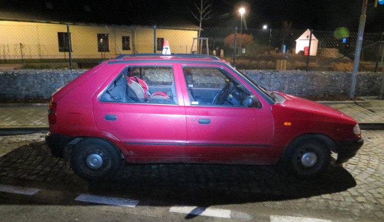 Policisté přistihli opilou ženu za volantem. Za půl hodiny ve stejném voze boural její ještě opilejší spolujezdec