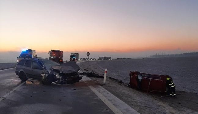 FOTO: Ranní incident. Silnici u Brtnice zablokovala nehoda dvou aut, na místě jsou zranění