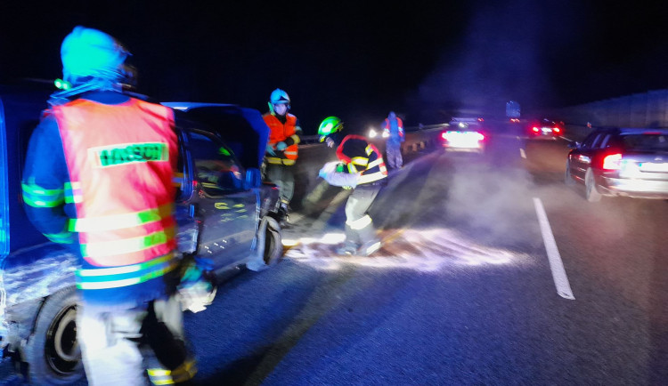 Ráno plné nehod. V průběhu dvou hodin vyjeli hasiči pomáhat šestkrát