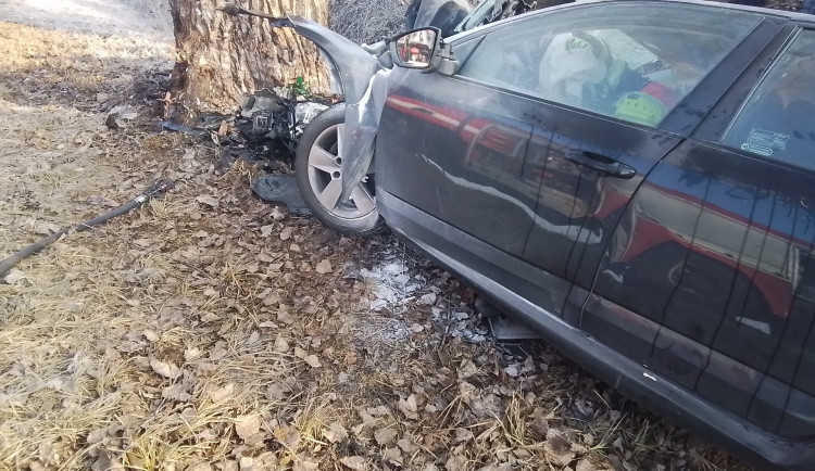 Při havárii u Křelova dnes zemřel řidič, osobní vůz čelně narazil do stromu. Kvůli počasí bylo hodně nehod