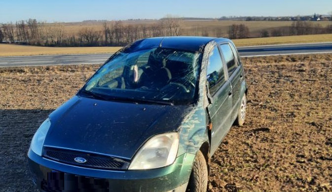 Řidička v Dalešicích bourala, auto se otočilo a skončilo na poli. Se spolujezdcem ji převezli do nemocnice