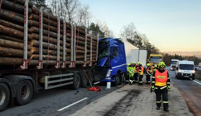 Střet dvou náklaďáků na D1 a dlouhé kolony. Řidič, který narazil do rozbitého kamionu, nadýchal 3,5 promile