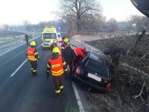 U Uničova hasiči z havarovaného auta vyprošťovali zaklíněného spolujezdce. Kvůli počasí je hodně nehod