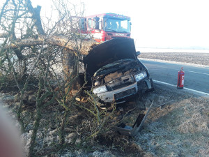U Uničova hasiči z havarovaného auta vyprošťovali zaklíněného spolujezdce. Kvůli počasí je hodně nehod