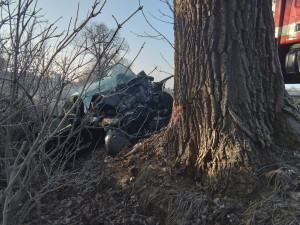 Při havárii u Křelova dnes zemřel řidič, osobní vůz čelně narazil do stromu. Kvůli počasí je hodně nehod