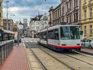 Tramvaj v Olomouci zavadila o údržbové vozidlo a vykolejila, další soupravy musely odklonem