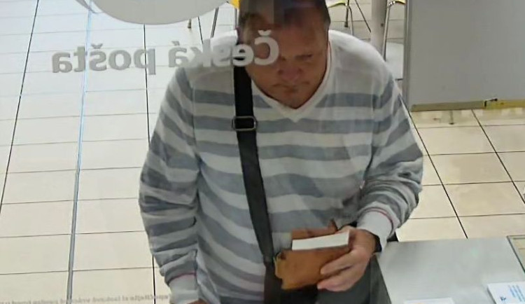 VIDEO: Policie pátrá po neznámém muži. Kamery ho zachytily na poště v olomouckém obchodním centru