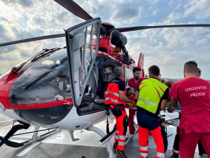 Pomoc pro miminka i těžce zraněné. Záchranářský vrtulník z Olomouce zvládl rekordní porci zásahů