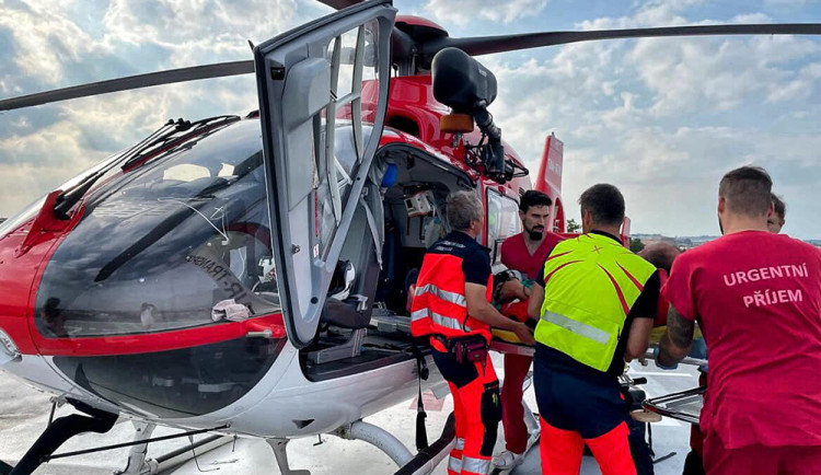 Pomoc pro miminka i těžce zraněné. Záchranářský vrtulník z Olomouce zvládl rekordní porci zásahů