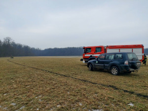 Zloděj znečistil louku v Litovelském Pomoraví motorovým olejem. Přijel sem krást dřevo