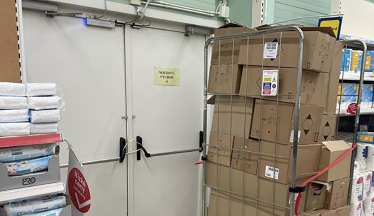 Problémem při kontrolách v prodejnách byly například únikové cesty zaskládané zbožím