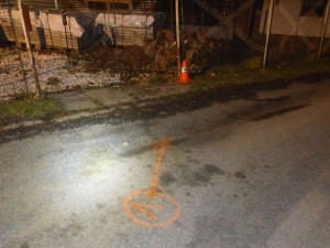 Opilý a hladový senior vyrazil autem na nákup. Naboural plot i dvě auta a popral se svědkem