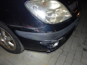 Opilý a hladový senior vyrazil autem na nákup. Naboural plot i dvě auta a popral se svědkem