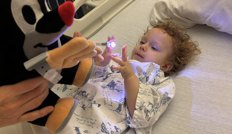 Zákrok naděje. Nemocný Martínek z Mohelnicka podstoupil ve Francii desetihodinovou operaci