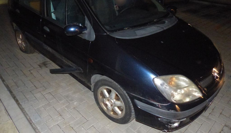 Senior vyrazil vozem Renault Megane na nákup, v organismu měl však téměř dvě promile alkoholu