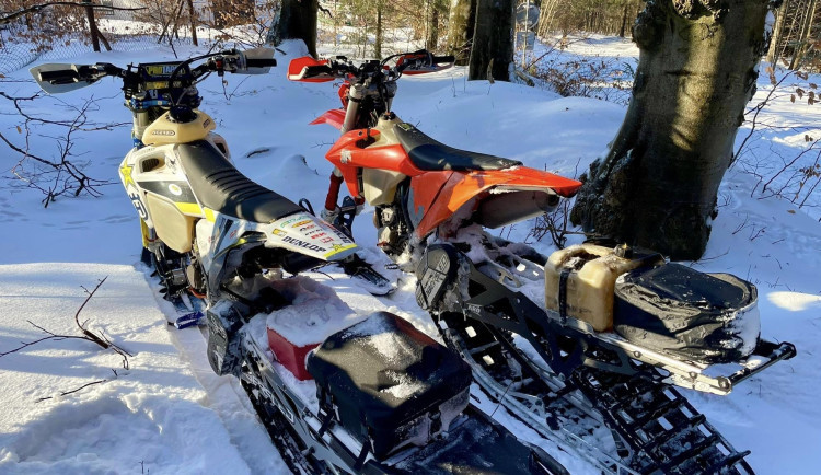 size3-17060913155159-124-svedci-vyfotili-motorky-ktere-o-vikendu-pustosily-hrebeny-jeseniku-lide-si-stezovali-na-smrad-a-hluk