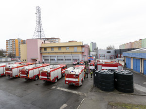 FOTOGALERIE: Nová budova i předávání cisteren dobrákům. Hasiči z kraje získali lepší zázemí a techniku