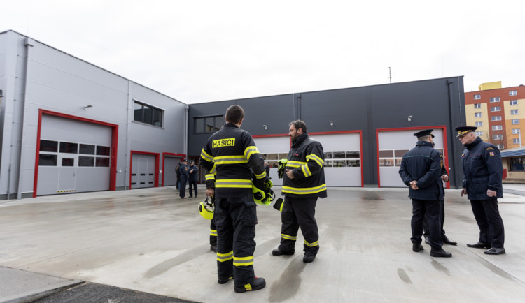 Nová budova i předávání cisteren dobrákům. Hasiči z kraje získali lepší zázemí a techniku