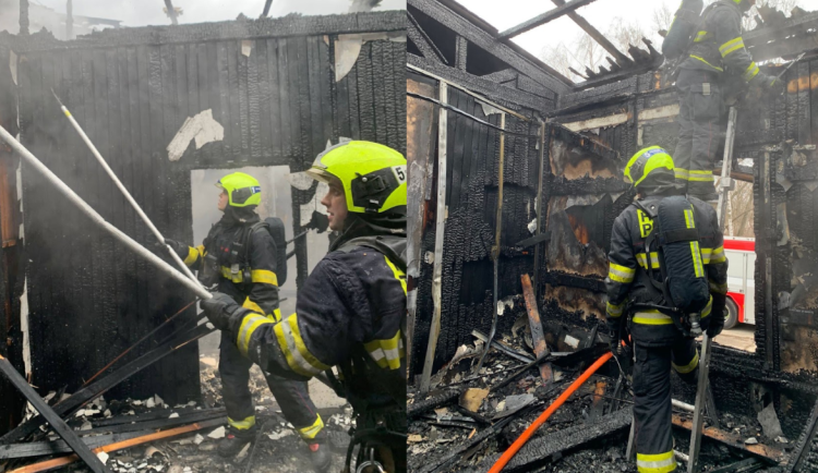 Hasiči zasahovali u požáru neobydlené budovy v Praze 10. K budově jezdí opakovaně