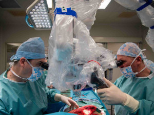 Olomoučtí plastičtí chirurgové mají nový mikroskop. Ocení jej i při výuce