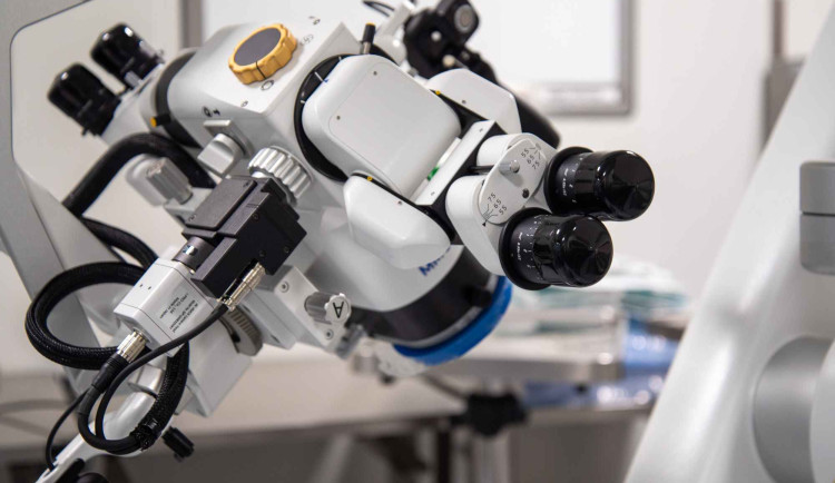 Olomoučtí plastičtí chirurgové mají nový mikroskop. Ocení jej i při výuce