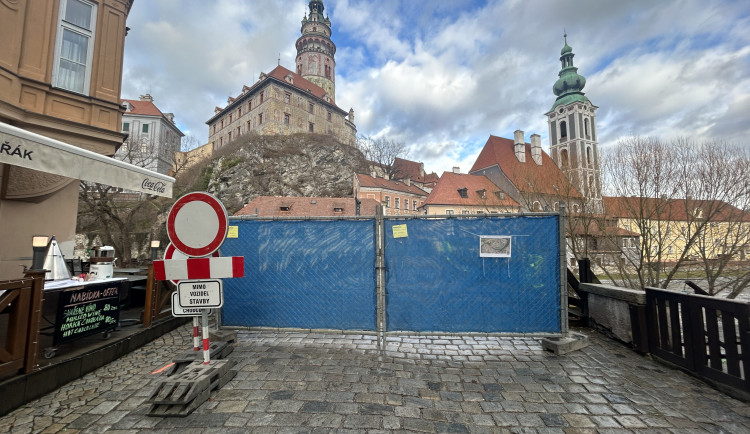 Oprava Lazebnického mostu v Krumlově pokračuje. Povodeň práce nezbrzdila