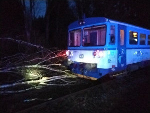 Vichr zasáhl i Olomoucký kraj. Na Šumpersku narazil vlak do padlého stromu