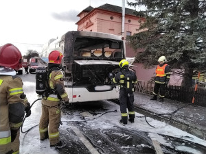 Ve Zlatých Horách shořela část autobusu. Hasičům pomáhali i kolegové z Polska