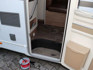 Řádění vandala za půl milionu. Na audině v Prostějově odlámal kliky, jedny dveře takřka rozpáral