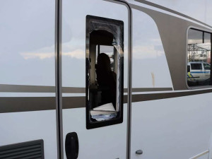 Řádění vandala za půl milionu. Na audině v Prostějově odlámal kliky, jedny dveře takřka rozpáral