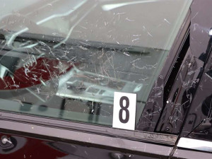 Řádění vandala za půl milionu. Na audině v Prostějově odlámal kliky, jedny dveře takřka rozpáral