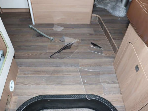 Řádění vandala za půl milionu. Na audině v Prostějově odlámal kliky, jedny dveře takřka rozpáral