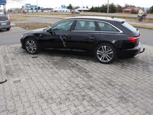 Řádění vandala za půl milionu. Na audině v Prostějově odlámal kliky, jedny dveře takřka rozpáral