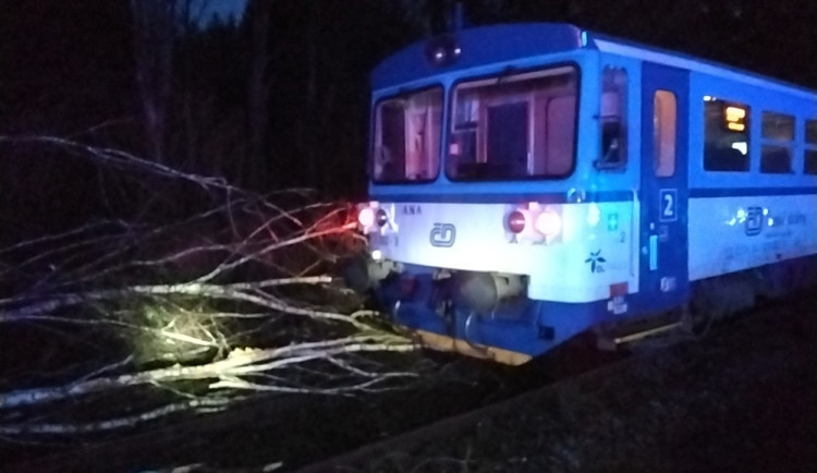 Vichr zasáhl i Olomoucký kraj. Na Šumpersku narazil vlak do padlého stromu