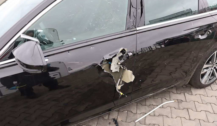 Řádění vandala za půl milionu. Na audině v Prostějově odlámal kliky, jedny dveře takřka rozpáral