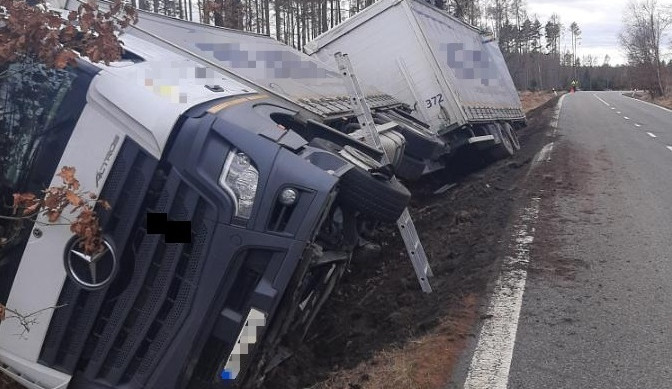 S řidičem v náklaďáku se utrhla krajnice, na místě dostal pokutu. Škoda je 150 tisíc