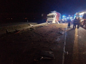 D35 u Olomouce zablokoval střet dvou kamionů. Odklízení následků zabere potrvá hodiny