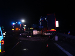 Chvilka nepozornosti za 4 miliony. D35 u Olomouce zablokoval v noci střet dvou kamionů