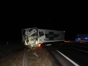 Chvilka nepozornosti za 4 miliony. D35 u Olomouce zablokoval v noci střet dvou kamionů