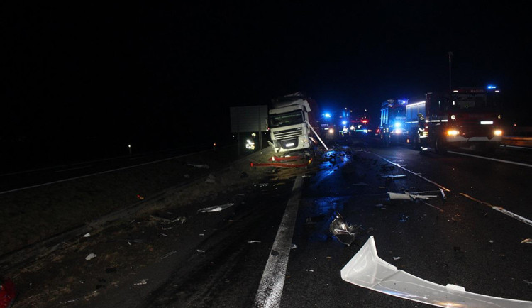 Chvilka nepozornosti za 4 miliony. D35 u Olomouce zablokoval v noci střet dvou kamionů