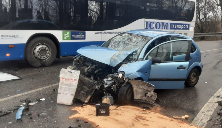 V Jihlavě se srazilo auto s autobusem, tři lidé jsou zranění