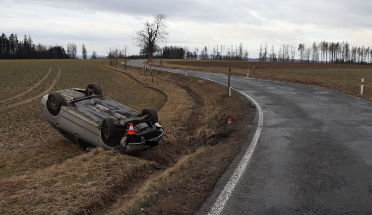 Řidička na okamžik usnula za volantem a auto se na poli převrátilo na střechu