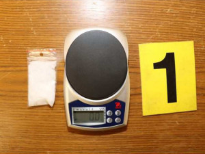 VIDEO: Policisté zadrželi dealera na olomouckém sídlišti. U sebe měl pervitin i plynovou pistoli