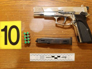 VIDEO: Policisté zadrželi dealera na olomouckém sídlišti. U sebe měl pervitin i plynovou pistoli