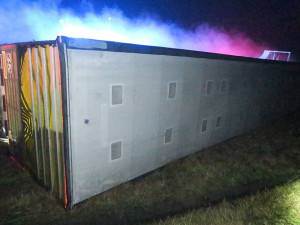 Na dálnici u Olomouce havaroval kamion naložený tisícovkami kuřat. Řidič usnul