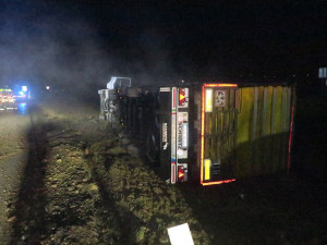 Na dálnici u Olomouce havaroval kamion naložený tisícovkami kuřat. Řidič usnul