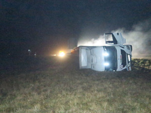 Na dálnici u Olomouce havaroval kamion naložený tisícovkami kuřat. Řidič usnul