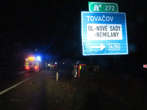 Na dálnici u Olomouce havaroval kamion naložený tisícovkami kuřat. Řidič usnul